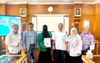 Pertahankan Tesis Berjudul “Tindak Tutur Bahasa Sugesti pada Pengalam Gangguan Cemas dalam Praktik Hipnoterapi Refri Syahlil”, Sisca Oktri Santi Raih Magister Linguistik