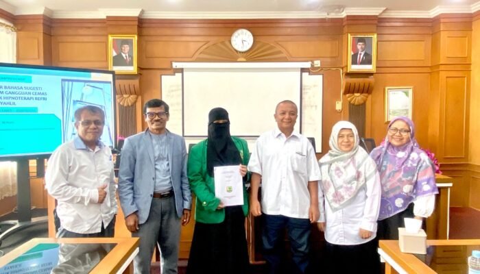 Pertahankan Tesis Berjudul “Tindak Tutur Bahasa Sugesti pada Pengalam Gangguan Cemas dalam Praktik Hipnoterapi Refri Syahlil”, Sisca Oktri Santi Raih Magister Linguistik